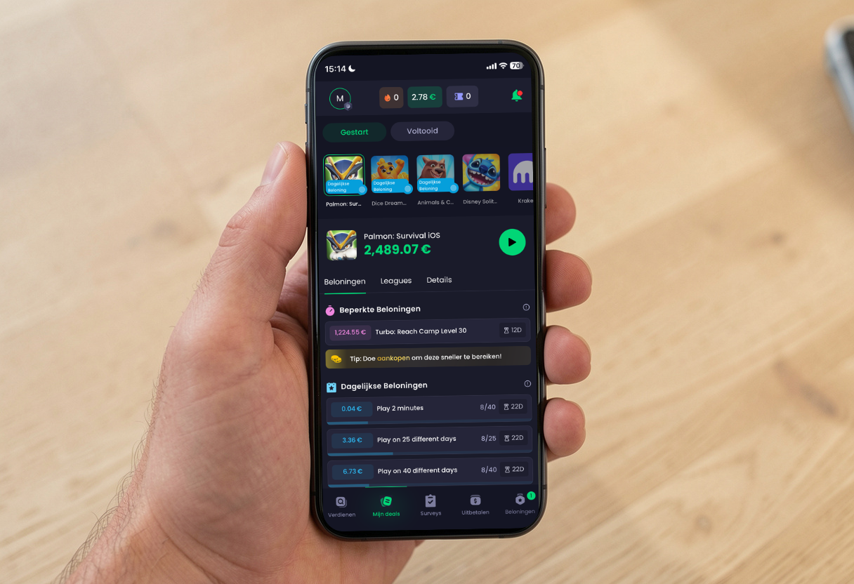 Freecash review: gebruiker opent app op iPhone voor online beloningen