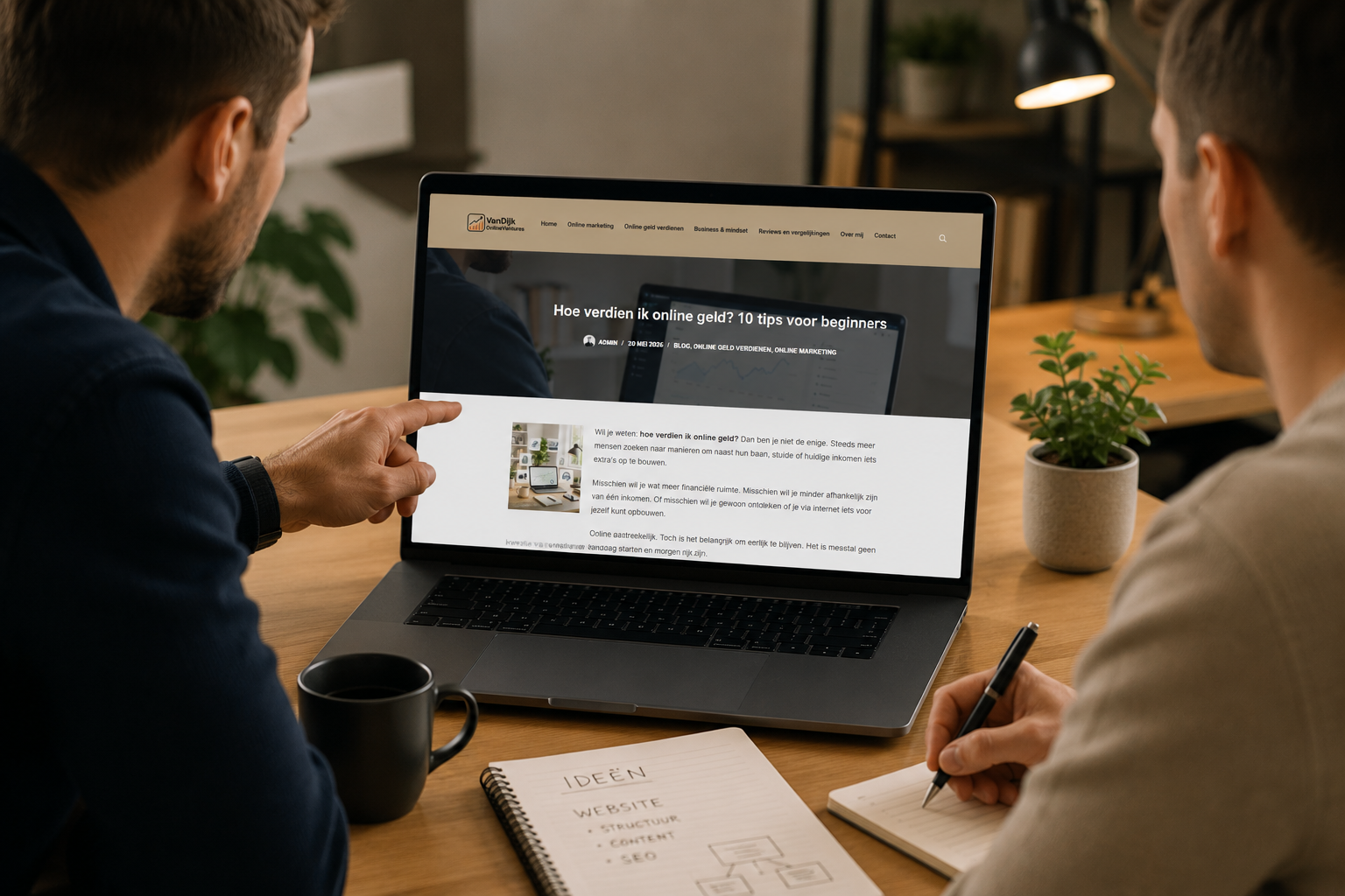 Twee ondernemers bespreken een website en SEO-content op een laptop